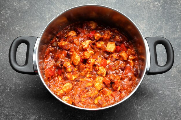 Pot avec une délicieuse dinde au piment sur la table