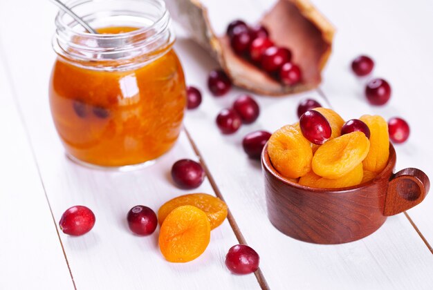 Pot fait maison de confiture d'abricot sur table en bois