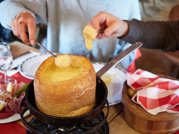 Pot Fait De Pain Avec Fondue Au Fromage Chaud Et Deux Mains Tenant