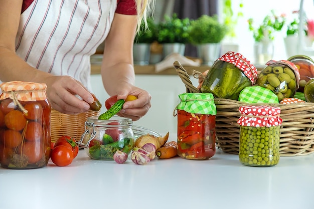 Pot de femme conserver les légumes dans la cuisine Mise au point sélective