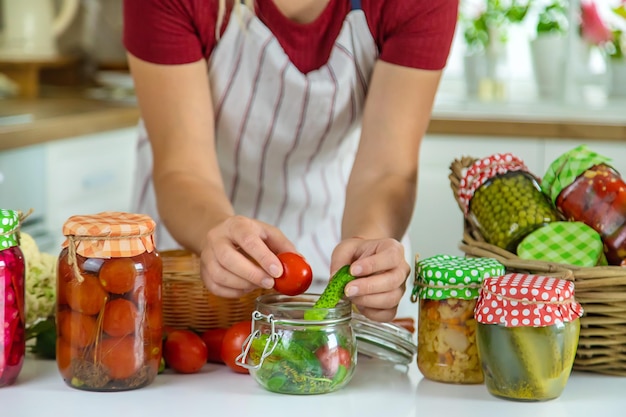 Photo pot de femme conserver les légumes dans la cuisine mise au point sélective