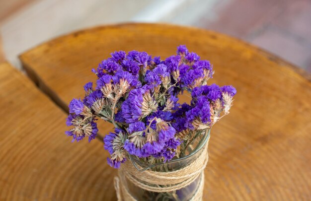 Pot de fleurs avec de belles fleurs dedans