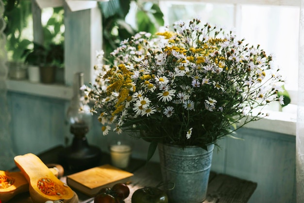 Un pot de fleurs avec un bouquet de fleurs dessus