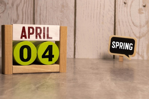 Pot de fleurs et calendrier pour la saison de la neige à partir du printemps d'avril