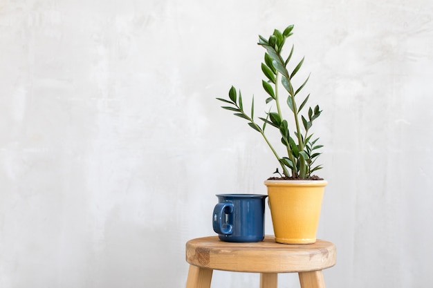 Pot de fleurs et tasse composés