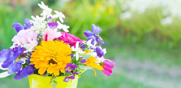 Photo un pot de fleurs avec une variété de fleurs