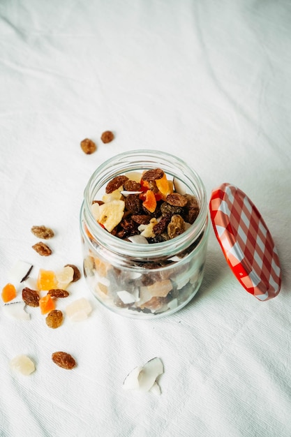 Pot de fruits secs sur fond blanc