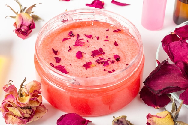 Pot de gommage corporel cosmétique aux pétales de rose. Cosmétique naturelle. Cosmétiques maison