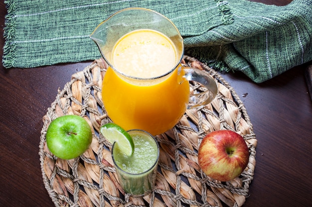 Pot de jus avec verres et jus assortis