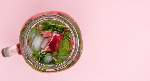 Pot de limonade fraîche froide avec morceau de pastèque et glace