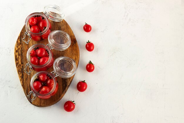 Pot de marinade avec tomates cerises mûres fraîches