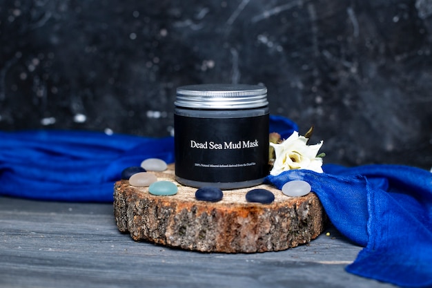 Un pot de masque de boue de la mer morte avec soin de peau