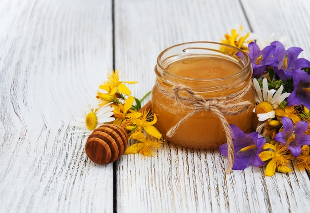 Pot de miel aux fleurs sauvages