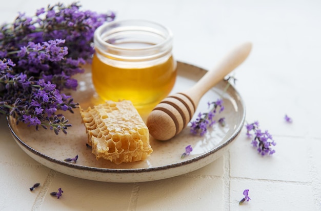 Pot à miel et fleurs de lavande fraîches