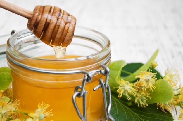 Pot à miel et fleurs de tilleul