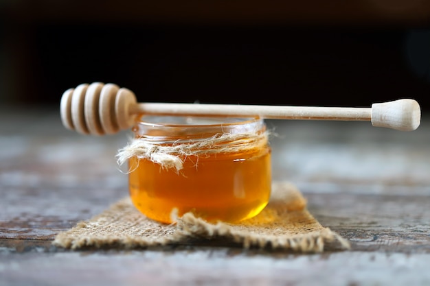 Pot de miel et une louche pour le miel.