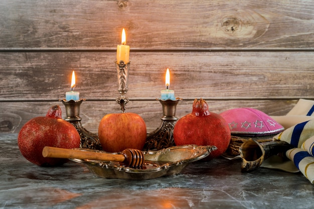 Pot de miel et pommes fraîches et mûres. Jewesh symboles du nouvel an. Rosh Hashanah