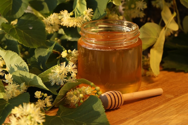 Photo pot de miel de tilleul à la fleur de tilleul