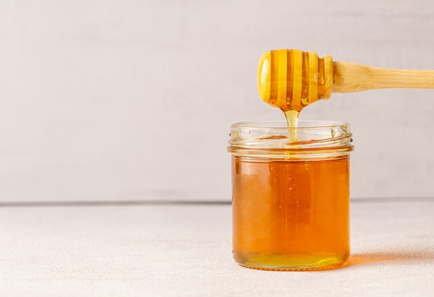 Pot de miel transparent avec louche en bois