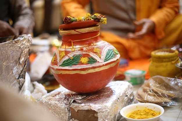 Photo un pot avec un motif floral est posé sur une table.