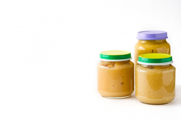 Pot de nourriture pour bébé avec purée de fruits isolé sur blanc, espace copie