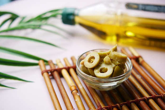 Un pot d'olive dans un bocal en verre sur la table