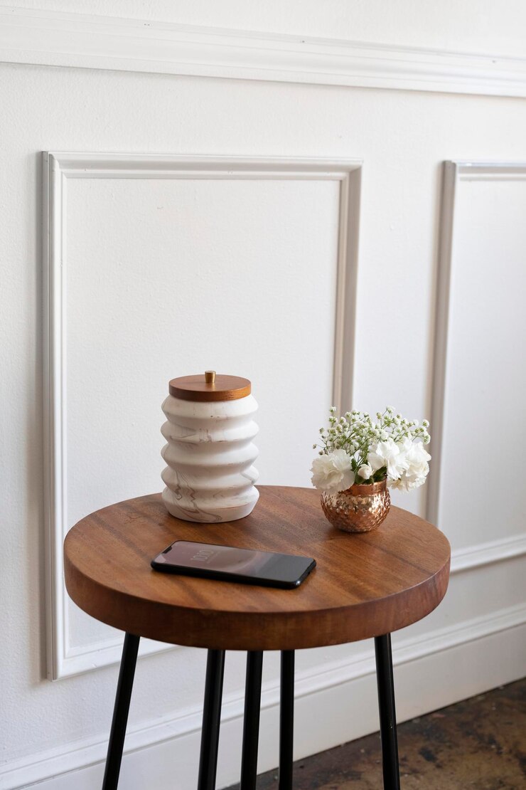 Photo pot de plante en cuivre mignon sur une table en bois