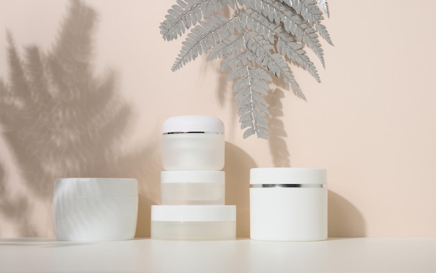 Pot en plastique rond blanc pour produits cosmétiques. Vide pour les produits de marque, maquette