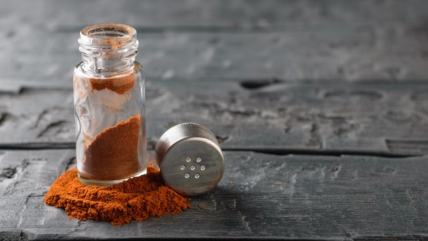 Un pot de poivron rouge sur la table rustique