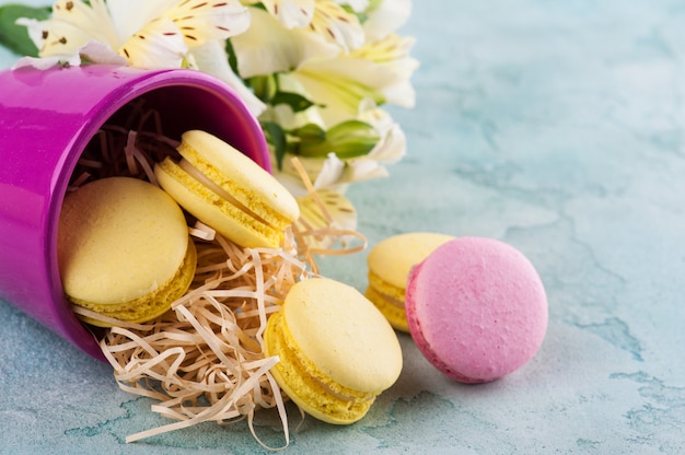 Pot pourpre aux macarons et lys