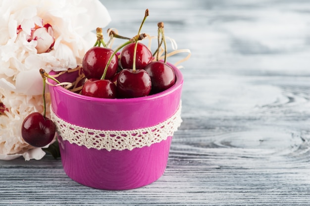 Photo pot pourpre avec des cerisiers et des pivoines.