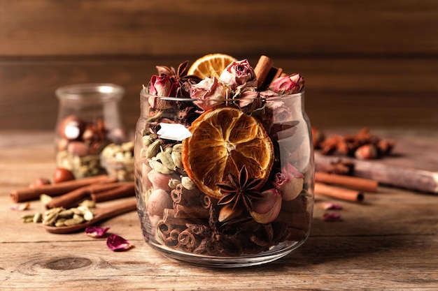 Pot-pourri aromatique avec différentes épices sur table en bois