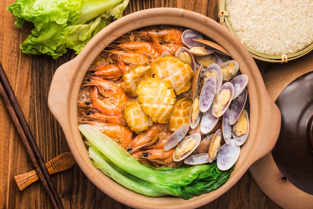 Pot de riz aux fruits de mer à la cantonaise