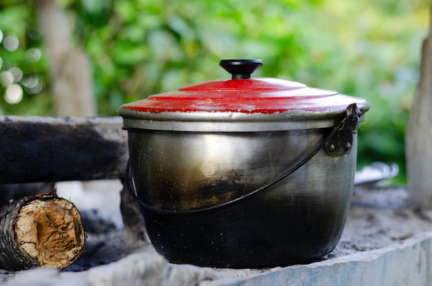 Photo pot rustique avec couvercle rouge prêt à cuire.