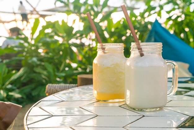 Pot de smoothie de noix de coco sur la table - boisson saine