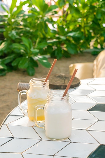 Pot de smoothie à la noix de coco sur table - boisson saine