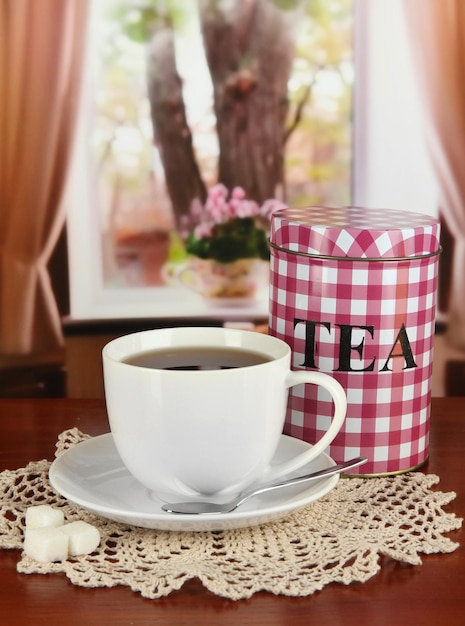 Pot et tasse de thé sur la table dans la chambre