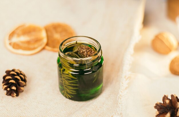 Pot avec teinture de miel d'aiguilles de pin forestier