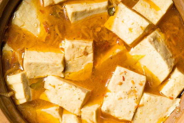 Pot de tofu rôti à sec sur un sac