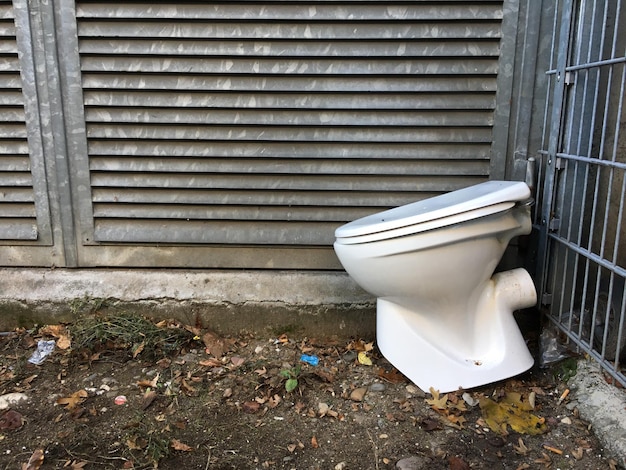 Photo un pot de toilette abandonné sur le terrain.