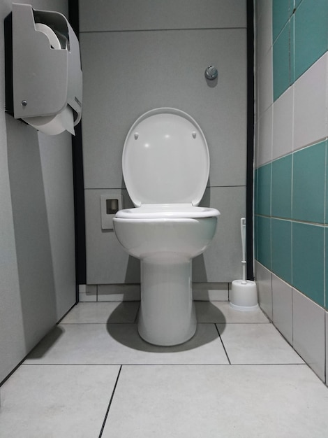 Un pot de toilette dans la salle de bain