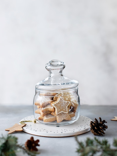 Pot en verre avec biscuits de Noël