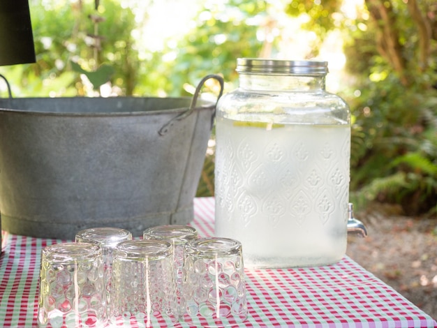 Pot en verre avec boisson rafraîchissante sur table