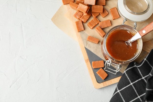 Pot en verre avec caramel salé et bonbons copie espace