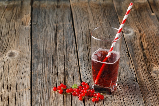 Pot en verre de cassis et de groseille fraîche