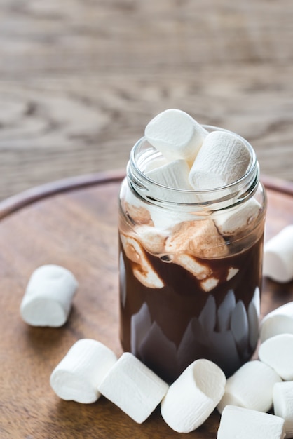 Pot en verre de chocolat chaud avec des guimauves