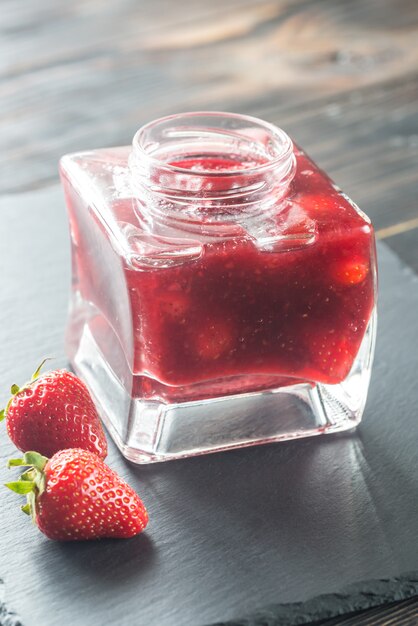 Pot en verre de confiture de fraises