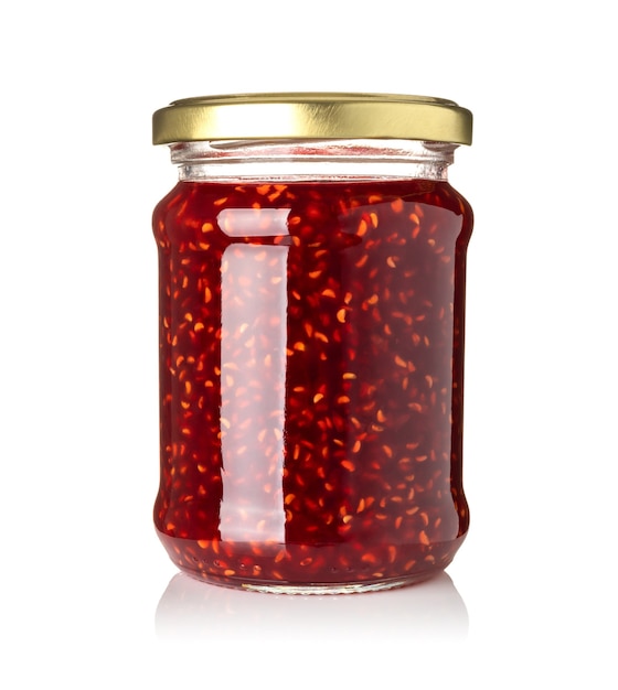 Pot en verre avec confiture de framboises isolé sur fond blanc