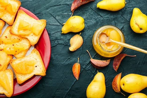 Pot en verre avec confiture de poires maison d'automne