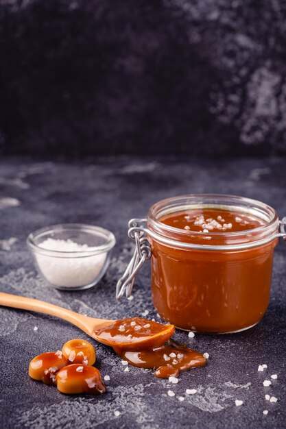 Photo un pot en verre avec un délicieux caramel salé.